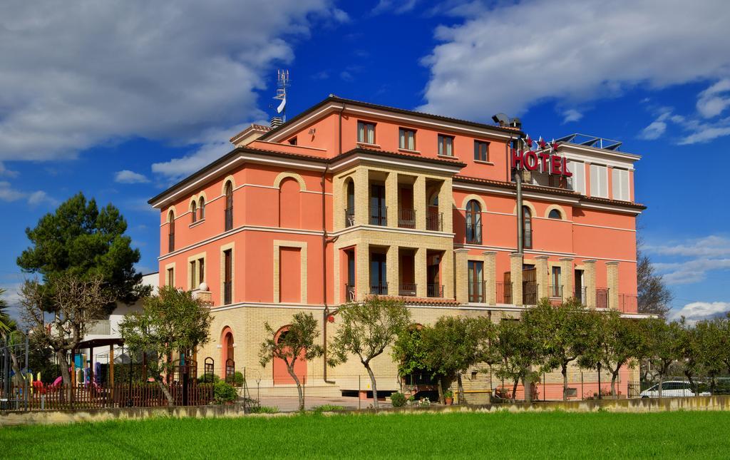 Hotel Ristorante Casa Rossa Alba Adriatica Exterior foto