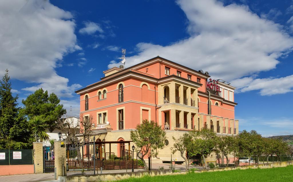 Hotel Ristorante Casa Rossa Alba Adriatica Exterior foto