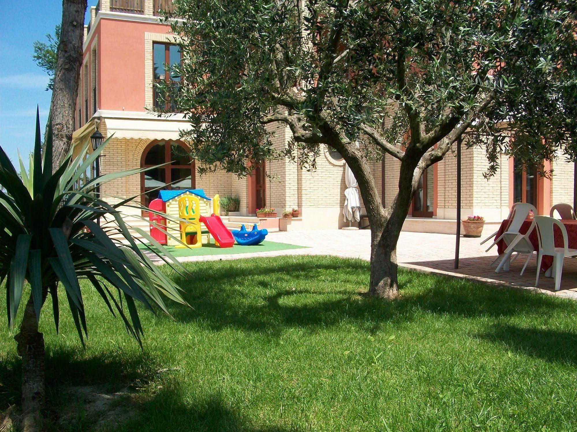 Hotel Ristorante Casa Rossa Alba Adriatica Exterior foto